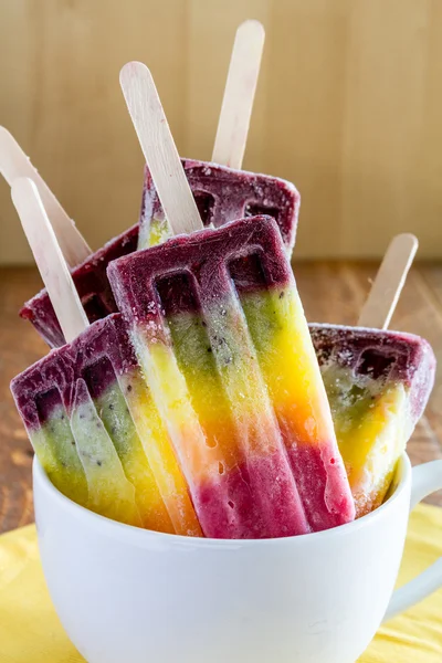 Frutas frescas Rainbow Popsicles — Fotografia de Stock