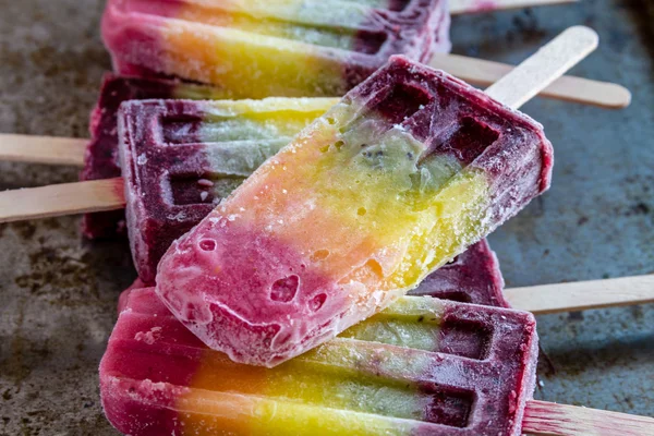 Färsk frukt rainbow popsicles — Stockfoto