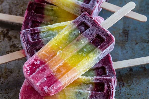 Fresh Fruit Rainbow Popsicles — Stock Photo, Image