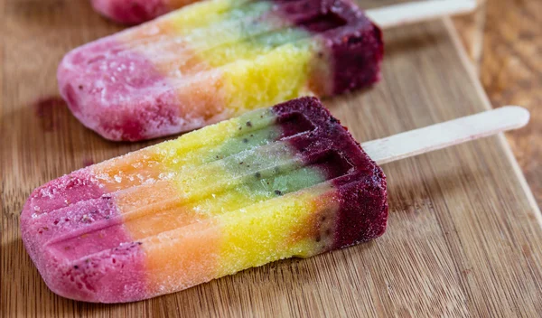 Fresh Fruit Rainbow Popsicles — Stock Photo, Image