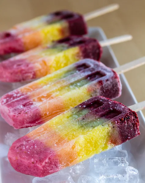 Färsk frukt rainbow popsicles — Stockfoto