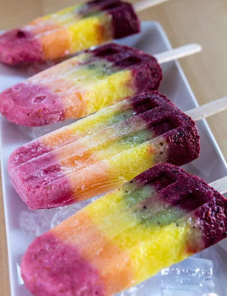 Popsicles arc-en-ciel aux fruits frais — Photo