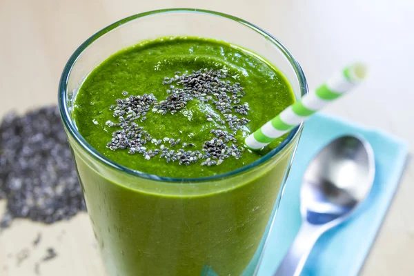 Gezonde groene SAP smoothie drinken — Stockfoto