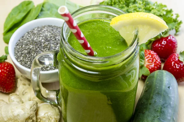 Friskt grön juice smoothie drink — Stockfoto