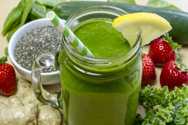 Gezonde groene SAP smoothie drinken — Stockfoto