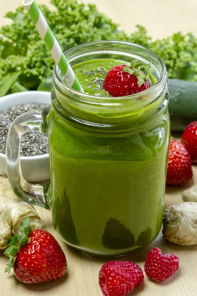 sağlıklı yeşil suyu güler yüzlü içecek