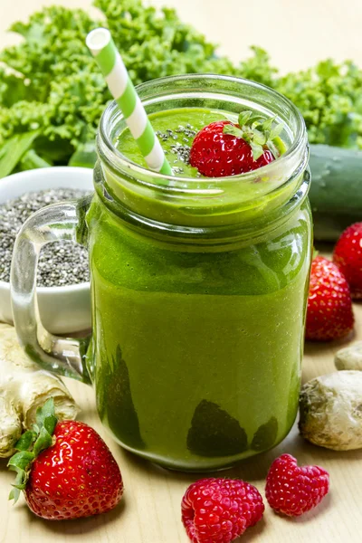 Здоровый коктейль из зелёного сока — стоковое фото