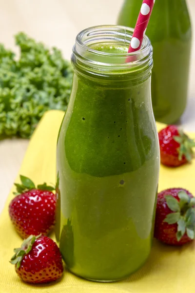 Sağlıklı yeşil suyu güler yüzlü içecek — Stok fotoğraf