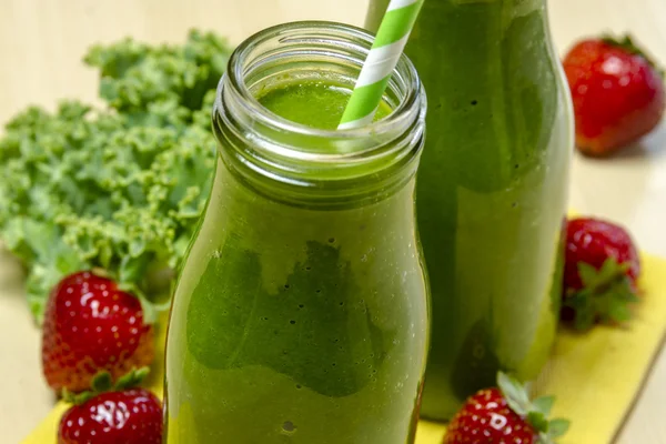 Gezonde groene SAP smoothie drinken — Stockfoto