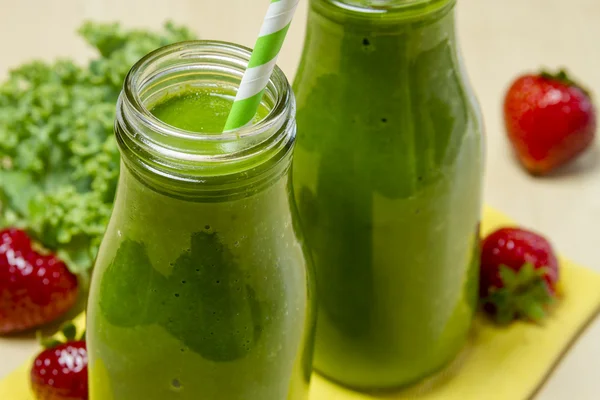 Zdravé zelené smoothie ovocného džusu — Stock fotografie