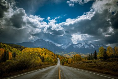 Colorado 'nun San Juan Dağları' nda sonbahar gezintisi. Sonbahar renklerinde. Şiddetli yağmur bulutları, kar fırtınaları ve uzak tepeler.