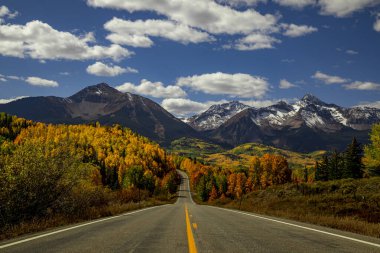 San Juan Skyway Manzaralı Byway, sonbahar renklerinde güneşli mavi gökyüzü, sarı Aspen ağaçları sonbahar renklerinde kar kaplı Wilson Dağı ve Sunshine Tepesi - yatay yönelimli