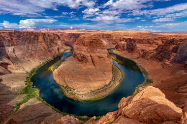Colorado Nehri 'ndeki Horseshoe Bend. Arizona Sayfası' nın yanında. Güneşli, mavi gökyüzü.