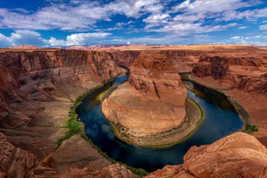 Colraodo Nehri 'ndeki kayıkçılar ve tekne Arizona Page USA yakınlarındaki Horseshoe Bend' de geziyor.