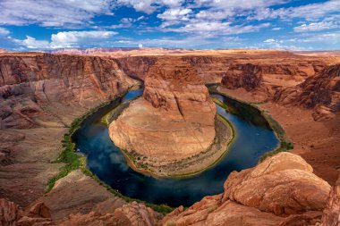 Eğlence amaçlı kano sahipleri ve botlar Colorado Nehri 'nde Horseshoe Virajı' nda Gran Kanyonu 'nun doğu ucunda yaz sabahları geç saatlerde