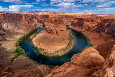 Arizona Sayfası 'nın yanındaki Colorado Nehri' nde at nalı kıvrımı. Güneşli, mavi bir sabah geç saatlerde kanyonun dibinde kano sahipleri ile birlikte.
