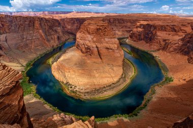 Horseshoe Bend, Colorado Nehri 'nin doğu kıyısındaki Büyük Kanyon' da güneşli, mavi gökyüzünde Arizona Sayfası 'na yakın bir yerde.