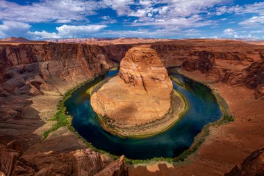 Colorado Nehri 'nin doğu kanyonundaki Horseshoe Bend' in geniş açılı görüntüsü güneşli, yaz, mavi gökyüzü sabahında...