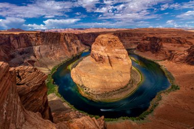 Güneşli bir yaz sabahı, Page Arizona yakınlarındaki Horseshoe Bend 'de Colorado Nehri' nde sürat teknesi turu.