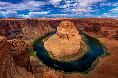Arizona, ABD 'deki Büyük Kanyon' un doğu kıyısındaki Colorado Nehri 'nde Horseshoe Bend' de manzaralı bir tekne turu.
