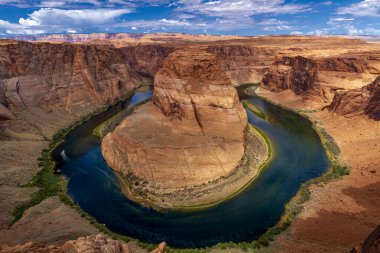 Colorado Nehri 'nde manzaralı sürat teknesi turu. Büyük Kanyon' un doğu kıyısında, Arizona Sayfası yakınlarındaki Horseshoe Virajı 'ndan geçiyor.