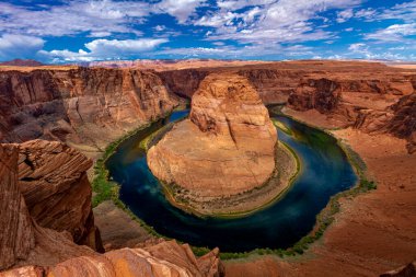 Arizona 'daki Page kasabasının yakınındaki kanyondan Colorado Nehri' ndeki Horseshoe Bend 'in manzarası.