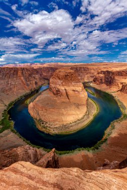 Colorado Nehri 'ndeki Horseshoe Bend. Güneşli bir yaz sabahı mavi gökyüzü. Arizona' nın yakınlarında.