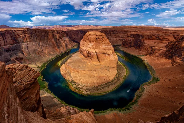 Colorado Nehri 'ndeki Horsehoe Bend' de motorlu tekne turu, yaz sabahı Büyük Kanyon 'un doğu kıyısı.