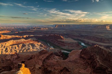 Gün batımında Utah 'taki Deadhorse Point Eyalet Parkı' nın güney yakasından gün batımı manzaralı park Canyonlands Ulusal Parkı ve Moab Utah kasabasının bitişiğindedir.