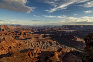 Deadhorse Point Eyalet Parkı 'nın güney yakasında gün batımında Colorado Nehri' ne bakan yol.