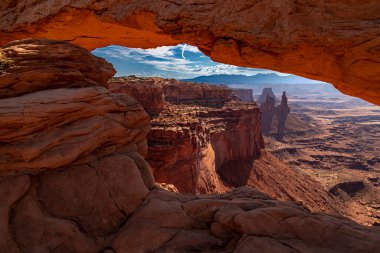 Güneşli yaz sabahında Moab Utah yakınlarındaki Kanyonlar Ulusal Parkı 'ndaki Mesa Kemeri' nin altındaki kanyonların manzarası.