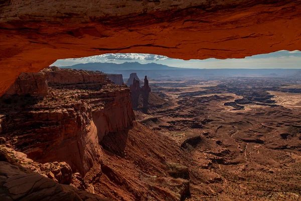 Tittar Genom Fönstret Skapad Mesa Arch Klippformation Canyonlands National Park — Stockfoto