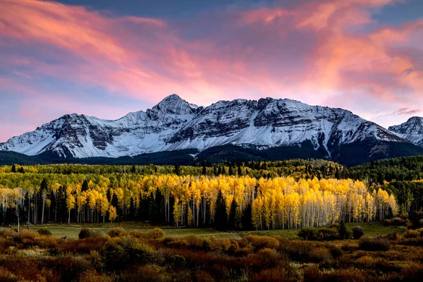 Dramatic Sunset Pink Orange Clouds Snow Covered Mount Wilson Telluride — Stock Photo, Image