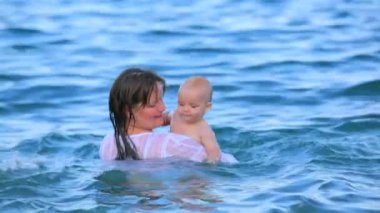 Anne ile bebeği denizde oyun