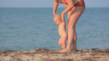 Anne oğlu ile kumsalda oynarken