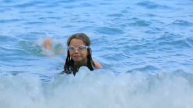 küçük kız Yüzme