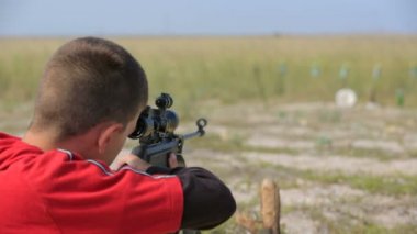 jongen met lucht geweer schieten