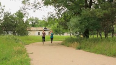 iki genç kız parkta koşu