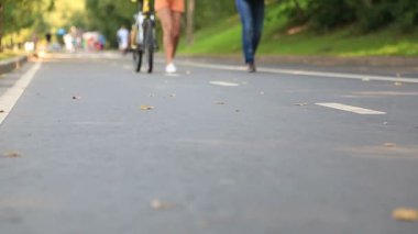 Motorcu ve patenciler yolda