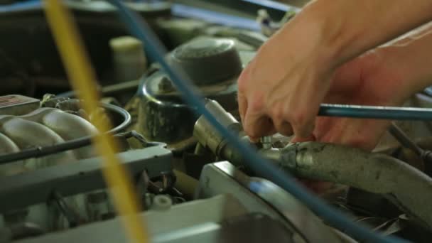 Mecánico de trabajo en taller de reparación de automóviles — Vídeo de stock