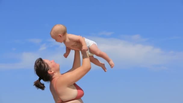 Moeder spelen met haar zoon op strand — Stockvideo