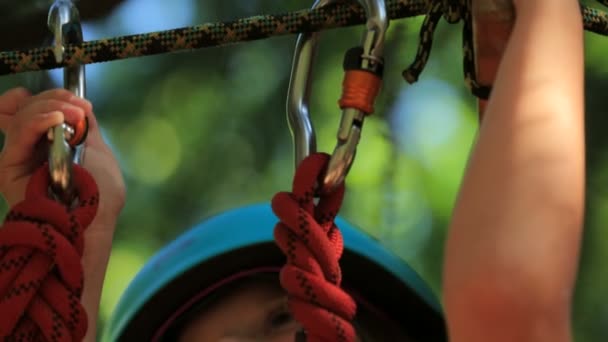 Malá holčička v helmu na lanový park — Stock video