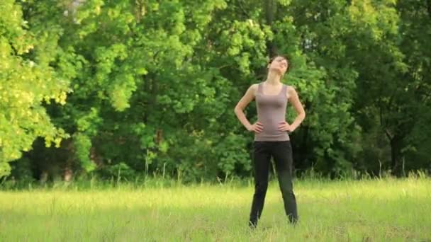 Mujer atractiva joven haciendo ejercicio en el parque — Vídeos de Stock