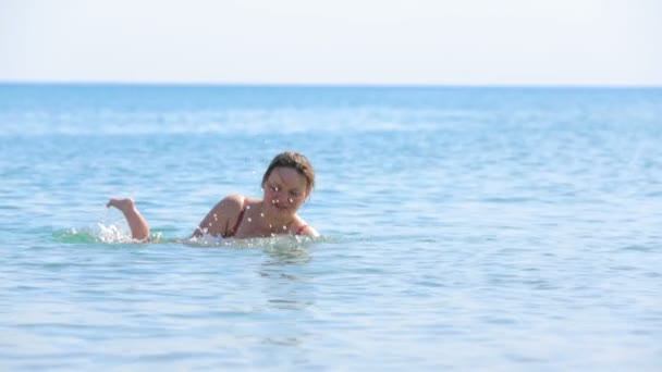 Mãe com seu bebê brincando no mar — Vídeo de Stock