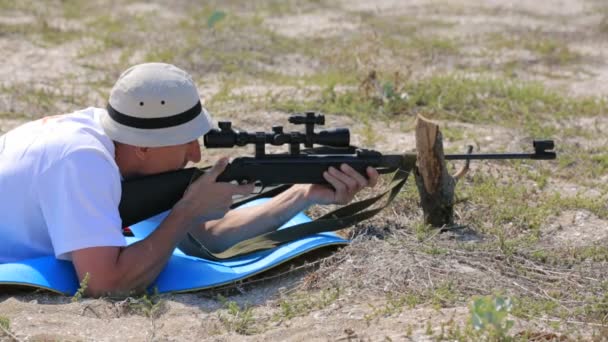 Homme avec fusil à air comprimé — Video