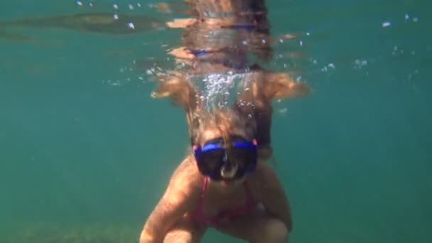 Klein meisje onderwater zwemmen — Stockvideo