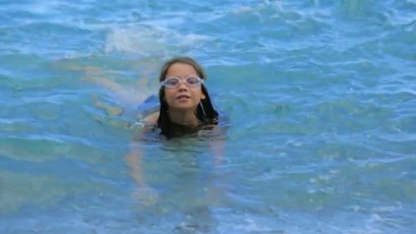 Menina nadando — Vídeo de Stock