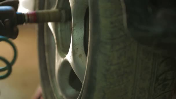 Processo de desmontagem da roda do carro . — Vídeo de Stock