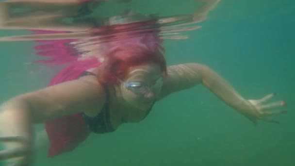 Frau schwimmt unter Wasser — Stockvideo