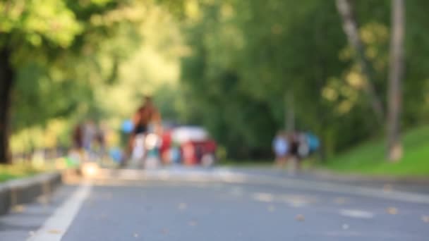 Deportes y recreación en la carretera en el parque — Vídeos de Stock